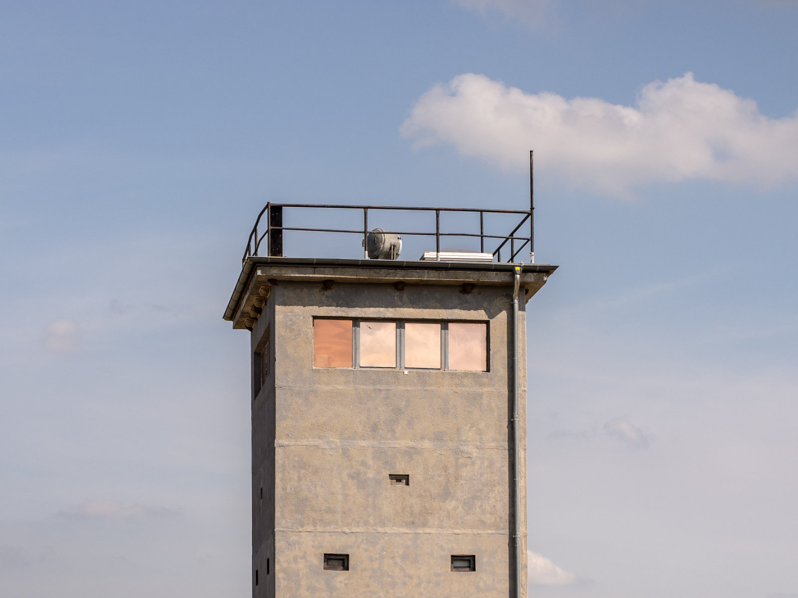 Beton Restaurierung Sichtbeton Denkmal DDR Grenzturm beconart Grün Bleckede Elbe